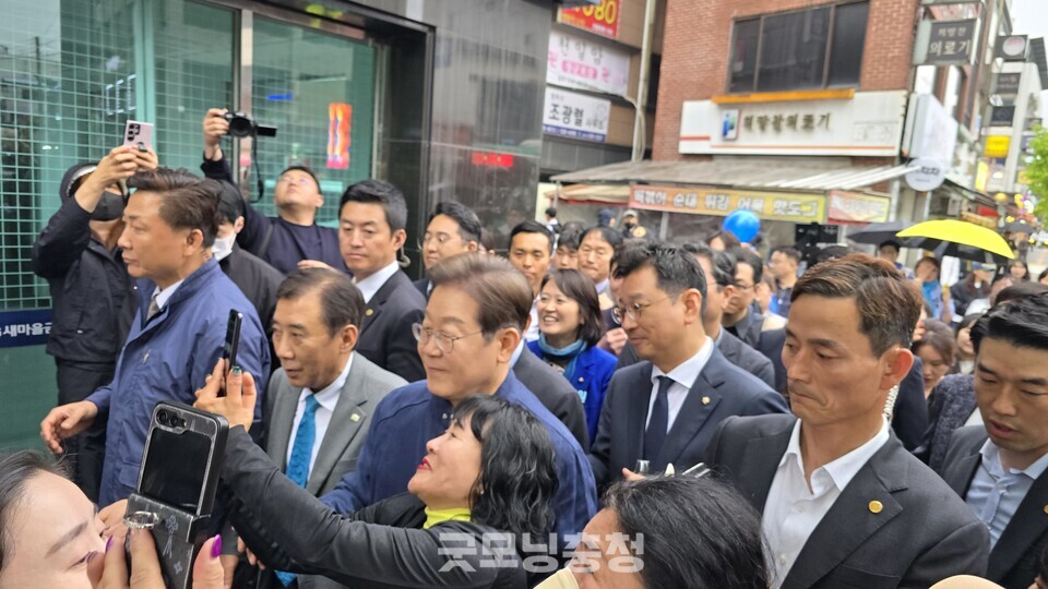 더불어민주당 이재명 후보는 1일 경기 접경지역인 포천과 연천을 연달아 찾아 민심을 청취했다. 이 후보는 시민들과 악수를 하고나 기념촬영을 하는 등 '스킨십'에 적극적으로 나서는 모습을 보였다. (사진=굿모닝충청 설인호 기자)