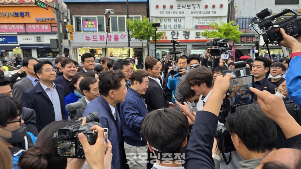 더불어민주당 이재명 후보는 1일 경기 접경지역인 포천과 연천을 연달아 찾아 민심을 청취했다. 이 후보는 시민들과 악수를 하고나 기념촬영을 하는 등 '스킨십'에 적극적으로 나서는 모습을 보였다. (사진=굿모닝충청 설인호 기자)