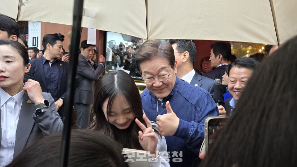 더불어민주당 이재명 후보는 1일 경기 접경지역인 포천과 연천을 연달아 찾아 민심을 청취했다. 이 후보는 시민들과 악수를 하고나 기념촬영을 하는 등 '스킨십'에 적극적으로 나서는 모습을 보였다. (사진=굿모닝충청 설인호 기자)