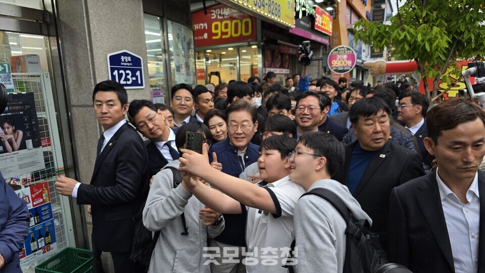 더불어민주당 이재명 후보는 1일 경기 접경지역인 포천과 연천을 연달아 찾아 민심을 청취했다. 이 후보는 시민들과 악수를 하고나 기념촬영을 하는 등 '스킨십'에 적극적으로 나서는 모습을 보였다. (사진=굿모닝충청 설인호 기자)