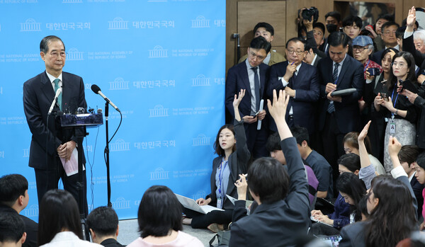 한덕수 전 국무총리가 2일 서울 여의도 국회 소통관에서 대통령 선거 출마 선언을 마친 뒤 취재진 질문을 받고 있다. (사진=연합뉴스)