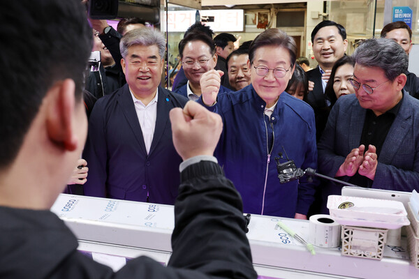 더불어민주당 이재명 대선 후보가 '골목골목 경청투어' 접경지역 방문 이틀째인 2일 강원도 철원군 동송전통시장에서 상인들과 만나 인사하고 있다.(사진=연합뉴스)