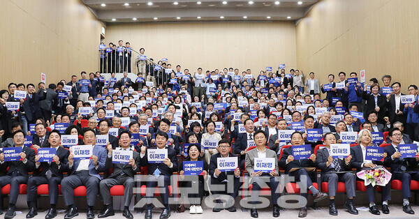 더불어민주당 충남도당(위원장 문진석) 제21대 대통령선거 선거대책위원회(충남 선대위) 출범식이 2일 오후 천안축구센터 대세미나실B에서 개최됐다. (민주당 충남도당 제공/ 굿모닝충청=김갑수 기자)