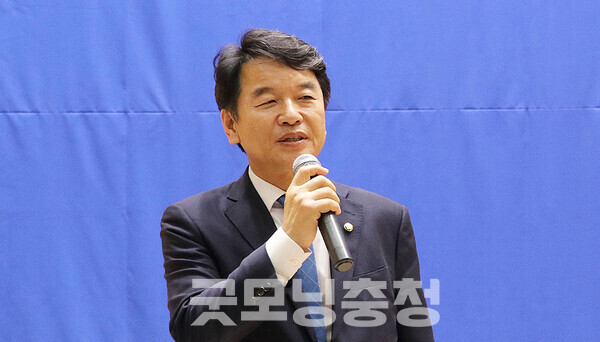 문진석 위원장은 “이 새로운 기회를 통해 진짜 국민이 주인 되는 대한민국을 만들어 모두가 행복한 나라, 법 앞에 평등한 나라, 진짜 대한민국을 충남에서 만들어 내자”고 목소리를 높였다. (민주당 충남도당 제공)