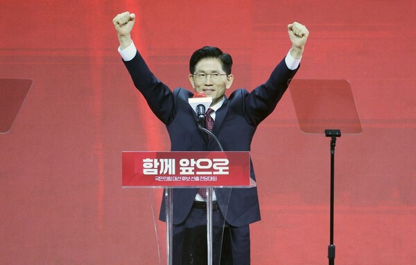 국민의힘 대선 후보로 선출된 김문수 후보가 3일 경기 고양시 킨텍스에서 열린 국민의힘 전당대회에서 인사하고 있다. (사진=연합뉴스)