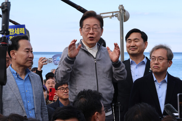 더불어민주당 이재명 대선 후보가 3일 강원도 삼척해수욕장에서 주민들에게 지지를 호소하는 연설을 하고 있다. (사진=연합뉴스)