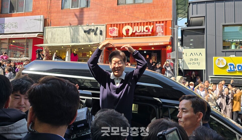 더불어민주당 이재명 대선 후보는 4일 4일 경북 예천, 강원 영월, 충북 단양·제천 등 3개 광역단위 행정구역을 넘나들며  '골목골목 경청투어'를 이어갔다. 충북 단양 구경시장 방문을 마친 이재명 후보가 차량에 탑승 전 '손하트'를 그리고 있다. (사진=굿모닝충청 설인호 기자) 