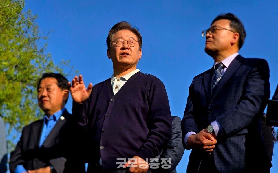 더불어민주당 이재명 대선 후보는 4일 4일 경북 예천, 강원 영월, 충북 단양·제천 등 3개 광역단위 행정구역을 넘나들며  '골목골목 경청투어'를 이어갔다. 충북 제천 의림지에서 연설 중인 이재명 후보. (사진=굿모닝충청 설인호 기자) 