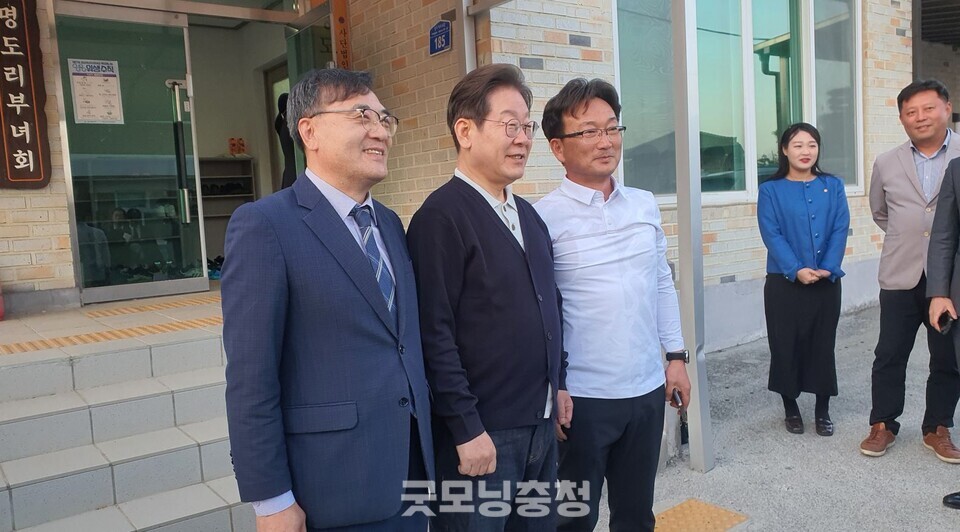 더불어민주당 이재명 대선 후보는 4일 4일 경북 예천, 강원 영월, 충북 단양·제천 등 3개 광역단위 행정구역을 넘나들며  '골목골목 경청투어'를 이어갔다. 이재명 후보가 충북 제천 명도리 마을회관 앞에서 민주당 제천·단양 전원표 지역위원장(왼쪽)과 주민과 함께 기념촬영을 하고 있다. (사진=굿모닝충청 조하준 기자)