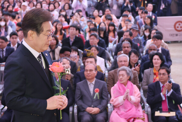 더불어민주당 이재명 대선 후보가 5일 서울 종로구 조계사에서 열린 부처님오신날 봉축법요식에서 헌화를 하고 있다. (사진=연합뉴스)