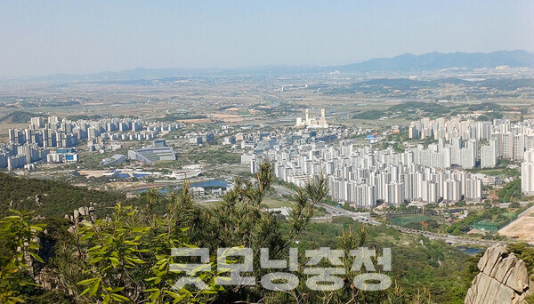 충남도는 ▲KBS 복합방송시설 건립 ▲충남대 내포캠퍼스 조기 설립 ▲내포신도시 과학영재학교 조기 설립 ▲공공기관 합동임대청사 건립 등을 주요 정당과 대선 후보들에게 제안했다. 공공 인프라 조성으로 충남 혁신도시를 완성시켜야 한다는 것이다. (용봉산에서 바라본 내포신도시 전경. 사진=굿모닝충청 김갑수 기자)