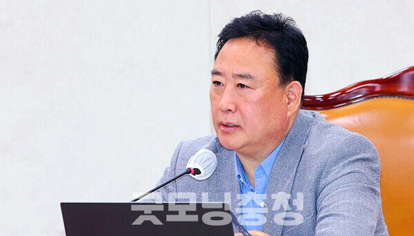 더불어민주당 어기구 국회의원(충남당진)은 6일 “지금 대법원이 대선 길목에서 앞장서서 사회적 갈등을 키우고 있다”며 “내란으로 극심한 혼란에 빠져 있는데, 사법부가 대선에 끼어들어 나라를 만신창이로 만들고 있는 것”이라고 밝혔다. (페이스북 자료사진/ 굿모닝충청=김갑수 기자)