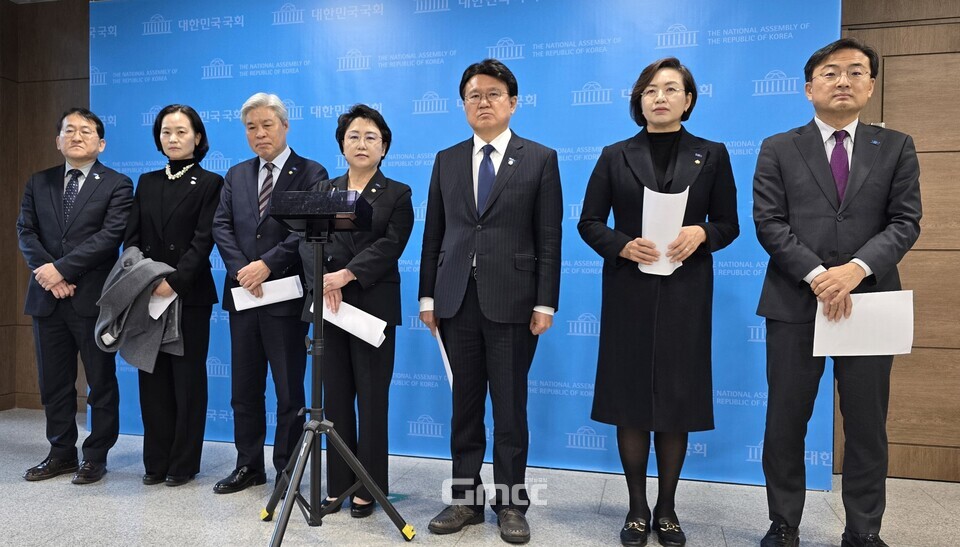 국회 소통관에서 기자회견 후 기자들의 질문을 받고 있는 조국혁신당 의원들. (사진=굿모닝충청 설인호 기자)