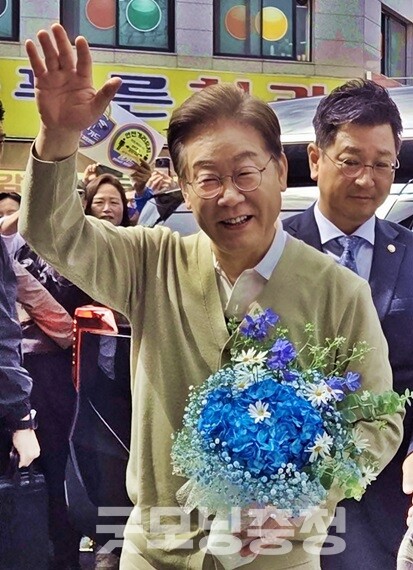 이재명 더불어민주당 대선후보 충북 증평장뜰시장 '골목골목 경청투어' 모습. 사진=굿모닝충청 김종혁 기자