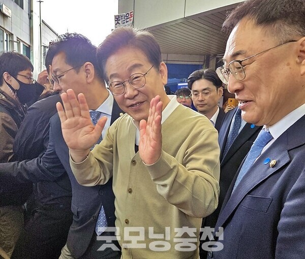 이재명 더불어민주당 대선후보 충북 증평장뜰시장 '골목골목 경청투어' 모습. 사진=굿모닝충청 김종혁 기자