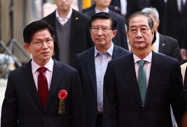 지난 5일 서울 종로 조계사에서 열린 봉축법요식에 참석한 국민의힘 김문수 대선 후보(왼쪽)와 무소속 한덕수 대선 후보. (사진=연합뉴스) 
