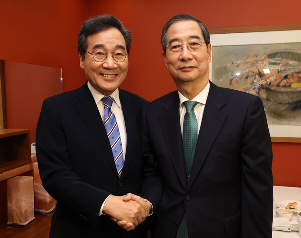 6일 서울 중구 식당에서 무소속 한덕수 대선 예비후보와 이낙연 새미래민주당 상임고문이 오찬 회동을 하기 전 악수하고 있다. (사진=연합뉴스)