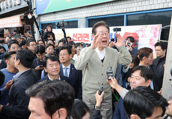 '골목골목 경청투어'에 나선 더불어민주당 이재명 대선 후보가 6일 충남 금산군 금산터미널 인근에서 연설을 하고 있다. (사진=연합뉴스)