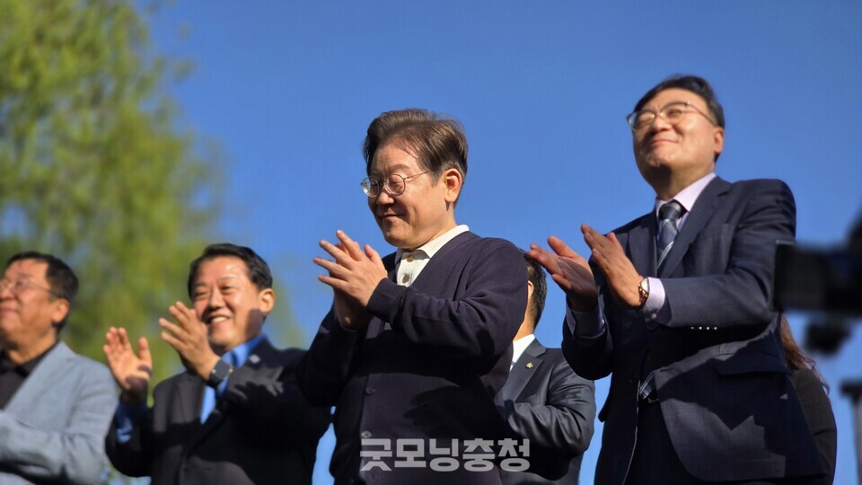 1더불어민주당 이재명 대선 후보가 4일 충북 제천 의림지에서 시민들에게 연설도중 박수를 치고 있다. (사진=굿모닝충청 설인호 기자)