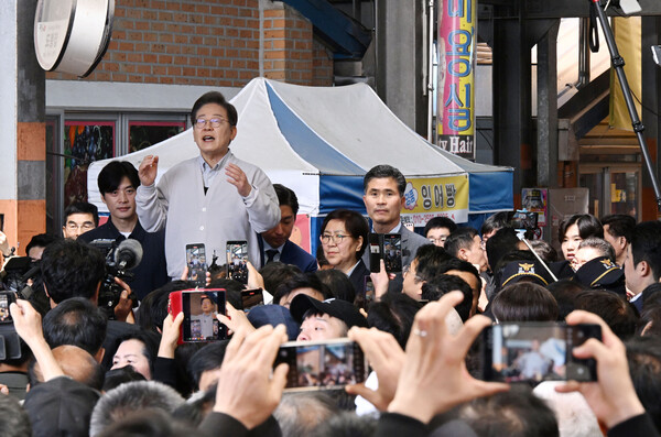 더불어민주당 이재명 대선 후보가 '골목골목 경청투어:국토종주편'에 나선 7일 전북 임실군 임실시장에서 연설을 하고 있다.(사진=연합뉴스)