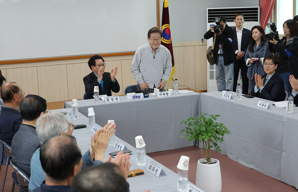 더불어민주당 이재명 대선 후보가 7일 전북 익산시 대한노인회 익산시지회에서 열린 노인회 간담회에서 인사를 하고 있다. (사진=연합뉴스)