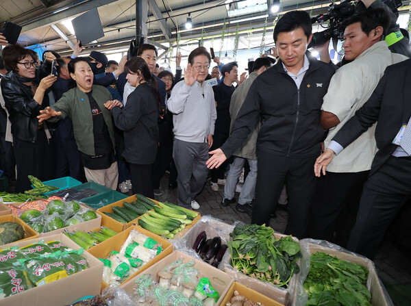 더불어민주당 이재명 대선 후보가  7일 전북 임실군 임실시장에서 시민 및 지지자들에게 인사를 하고 있다. (사진=연합뉴스)