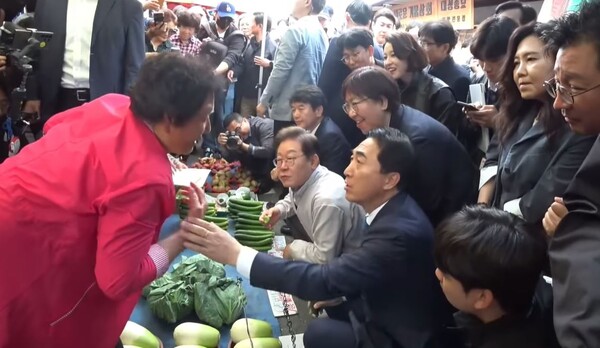 더불어민주당 이재명 대선 후보가 7일 청양 전통시장에서 상인과 대화를 나누고 있다. (사진=델리민주 캡처)