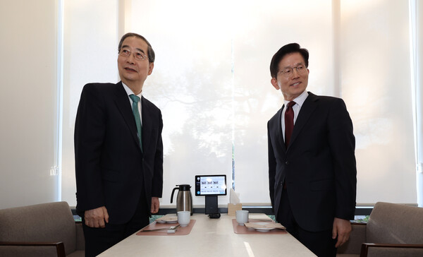 국민의힘 김문수 대선후보와 무소속 한덕수 대선 예비후보가 7일 서울 종로구의 한 식당에서 후보 단일화 관련 회동을 하고 있다.(사진=연합뉴스)