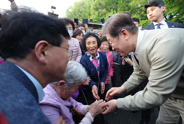 '골목골목 경청투어'를 진행중인 더불어민주당 이재명 대선 후보가 6일 전북 장수군 오옥마을에서 어르신들에게  인사를 하고 있다. (사진=연합뉴스)