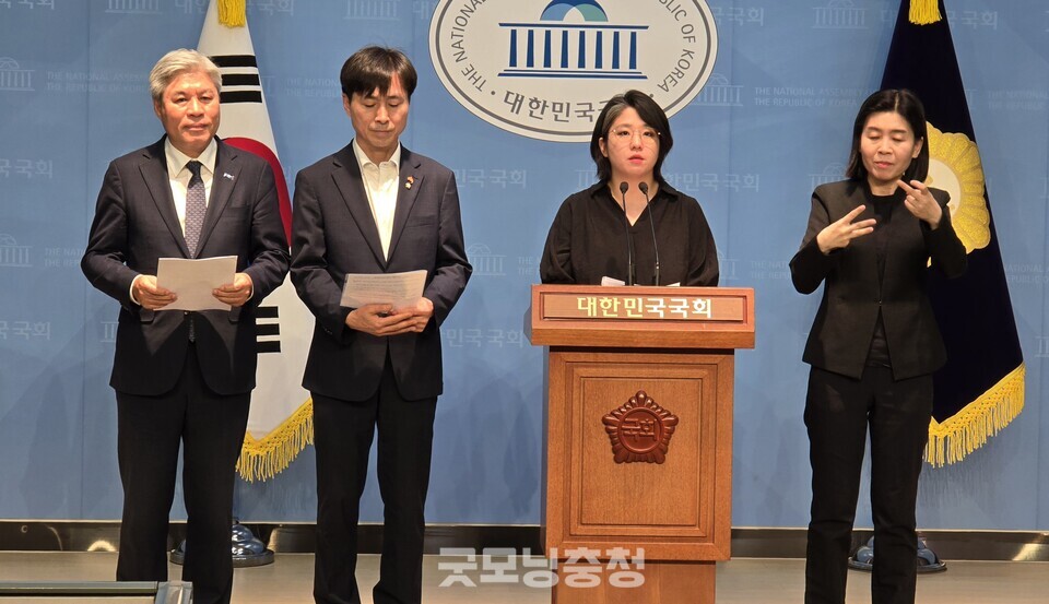 조국혁신당 서왕진 원내대표, 기본소득당 용혜인 대표, 사회민주당 한창민 대표는 8일 오전 국회 소통관에서 기자회견을 열고 조희대 대법원장 탄핵과 '비상 국회' 소집을 강력히 촉구했다. (사진=굿모닝충청 설인호 기자)