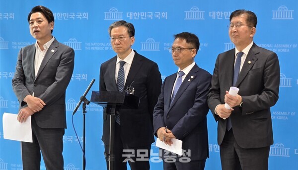 8일 오후 국회 소통관에서 '내란잔당 선거공작 저지단' 출범 기자회견 후 백브리핑을 하고 있는 (왼쪽부터) 더불어민주당 부승찬 의원과 정성호 의원, 박선원 의원, 이상식 의원의 모습.(사진=굿모닝충청 설인호 기자)