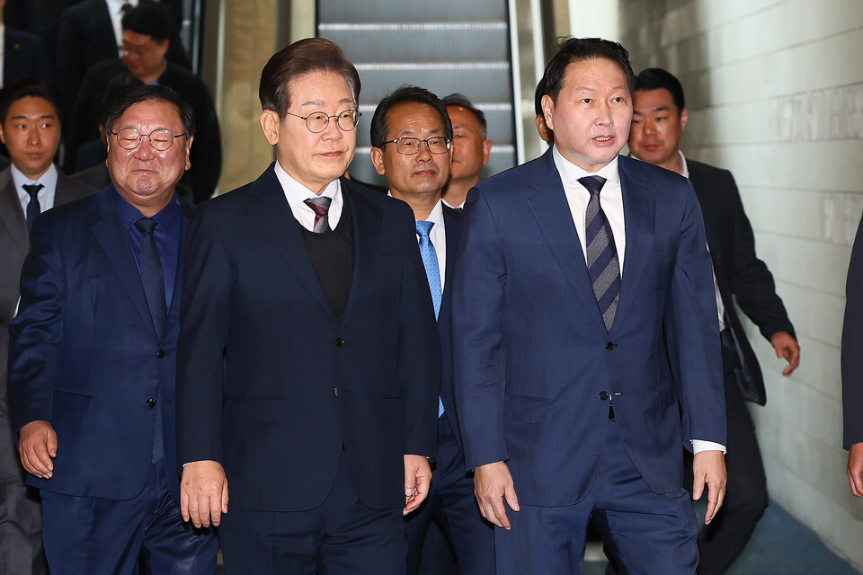 더불어민주당 이재명 대선 후보와 최태원 대한상의 회장(오른쪽)이 8일 서울 중구 대한상공회의소에서 열린 대선후보 초청 경제5단체장 간담회에 참석하고 있다. (사진=연합뉴스/국회사진기자단)