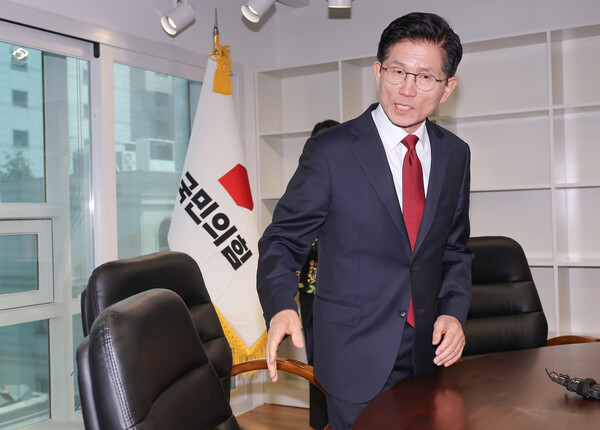 국민의힘 김문수 대선 후보가 8일 서울 영등포구 여의도 국민의힘 당사 대선 후보 사무실에서 자리에 앉고 있다.(사진=연합뉴스)
