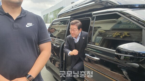 10일 오후 3시 경남 진주시 동성동의 죽향찻집에서 예정된 김장하 선생과의 차담 참석을 위해 차에서 내리고 있는 더불어민주당 이재명 후보의 모습.(사진=굿모닝충청 조하준 기자)