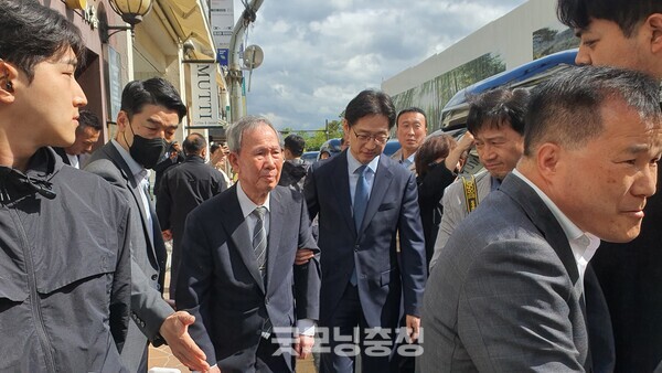 10일 오후 3시 경남 진주시 동성동 소재 죽향찻집에서 더불어민주당 이재명 후보와의 차담을 마치고 김경수 전 경남지사의 부축을 받으며 길을 나서는 김장하 선생의 모습.(사진=굿모닝충청 조하준 기자)