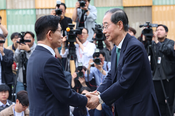 지난 8일 단일화 회동을 하고 있는 국민의힘 김문수 후보와 무소속 한덕수 후보의 모습.(사진=연합뉴스)