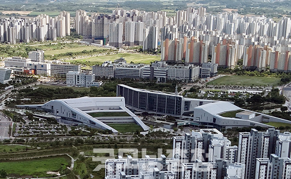 11일 굿모닝충청 취재를 종합하면 도는 4대 분야 8대 과제를 담은 ‘충남도와 대한민국 발전과제’를 주요 정당과 대선 후보에게 전달했으며, 총 48쪽 분량의 이 자료 말미에 “대통령실에서 직접 공약 관리가 필요하다”는 제언을 내놨다. (자료사진=충남도 제공/굿모닝충청=이종현 기자)