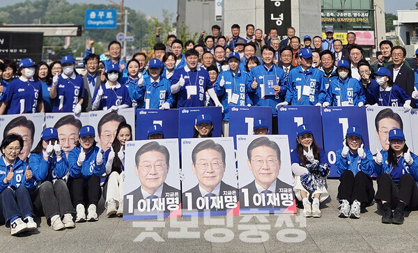 더불어민주당 충남도당(위원장 문진석)은 이날 오전 8시 30분부터 천안시 동남구 이동녕 선생 동상 앞에서 문진석 위원장(천안갑)과 핵심 당원들, 선거운동원들이 참석한 가운데 출정식을 열었다. (사진=굿모닝충청 채원상 기자)