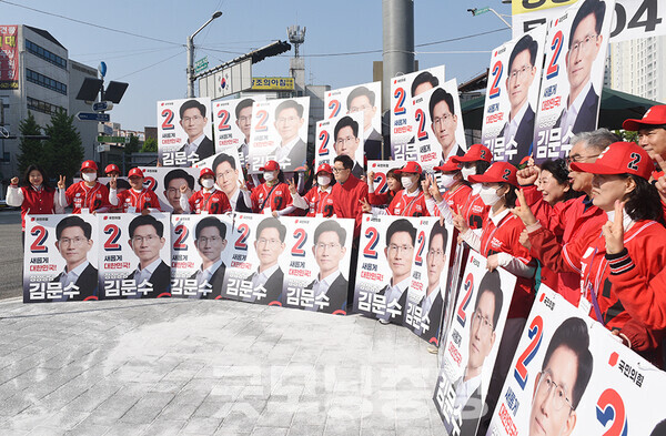 국민의힘 충남도당(위원장 김영석)도 천안시 신부동 방죽안오거리, 아산 충무병원 사거리 등 도내 곳곳에서 출정식을 갖고 대선 승리를 다짐했다.(사진=굿모닝충청 채원상 기자)