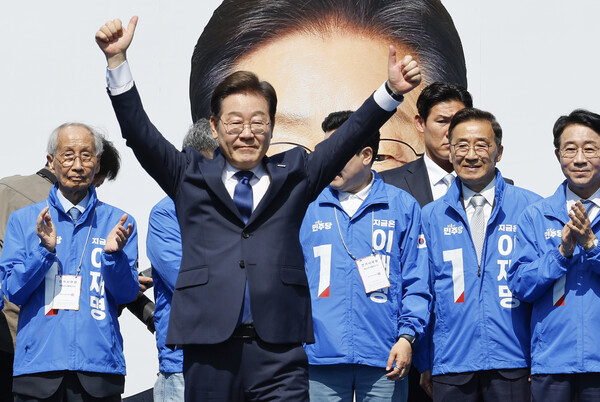 더불어민주당 이재명 대선 후보가  12일 서울 광화문 청계광장에서 열린 출정식에서 두 팔을 번쩍 들고 있다. (사진=연합뉴스)