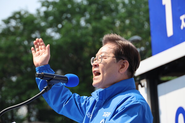 더불어민주당 이재명 대선 후보가 6·3 대통령선거 공식 선거운동 첫날인 12일 서울 광화문 청계광장에서 열린 출정식 및 첫 유세에서 후보 연설을 하고 있다.(사진=연합뉴스)