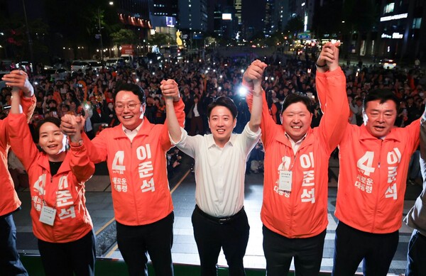 개혁신당 이준석 대선 후보가  12일 서울 청계광장에서 열린 출정식에서 선대위원장들과 함께 기념촬영을 하고 있다.(사진=연합뉴스)