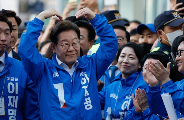 더불어민주당 이재명 대선 후보가 12일 대전광역시 으능정이거리 스카이로드에서 유세하고 있다.(사진=연합뉴스)