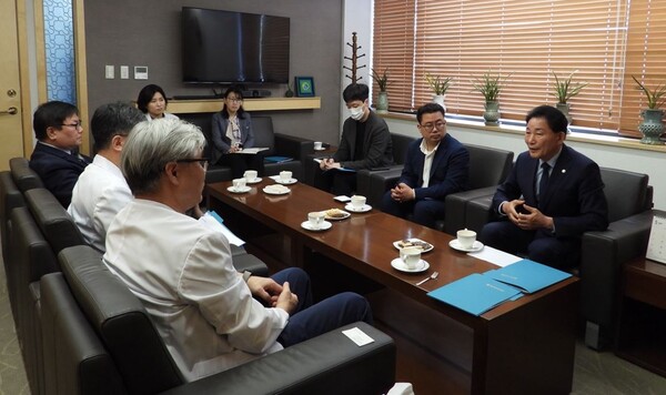 더불어민주당 박용갑 국회의원은 12일 조강희 충남대학교 병원장을 만나 암병원 신축 및 의료 현안에 대해 논의했다. (사진=박용갑 의원실)