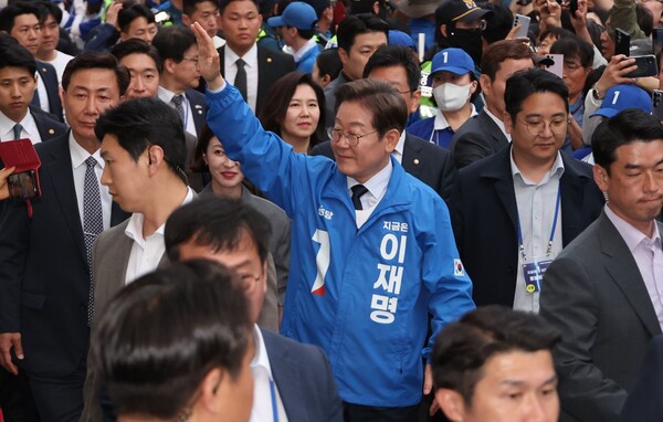 더불어민주당 이재명 대선 후보가 13일 울산광역시 롯데백화점 울산점 광장에서 시민들에게 인사하고 있다. (사진=연합뉴스/공동취재단)