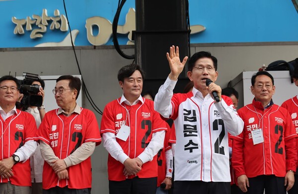 국민의힘 김문수 대선 후보가 13일 부산 자갈치 시장에서 유세를 하고 있다. (사진=연합뉴스/공동취재단)