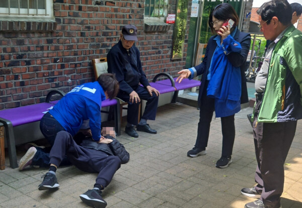 더불어민주당 선거운동원들이 13일 오후 서울 동대문구 인근에서 길에서 쓰러진 어르신에게 심폐소생술을 시행, 소중한 생명을 구했다. (사진=서정배 동대문구 의용소방대장 제공)