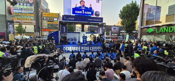 이재명 더불어민주당 대전후보가 지난 13일, 대전 중구 으능정이 거리에서 유세하고 있다.(사진:민주당 대전시당 제공/굿모닝충청 이동우 기자)