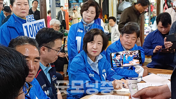 더불어민주당 추미애 국회의원(경기하남갑)은 15일 석탄화력발전소 조기 폐쇄(폐지)와 관련 “업종 전환에 대한 지원이 없다 보니 이 지역에 거주하지 못하게 되면 인구가 붕괴되고 지역이 소멸되는 상황이 발생하게 된다”며 “(정부 차원의) 총체적인 처방이 필요하다”고 말했다. (굿모닝충청=김갑수 기자)