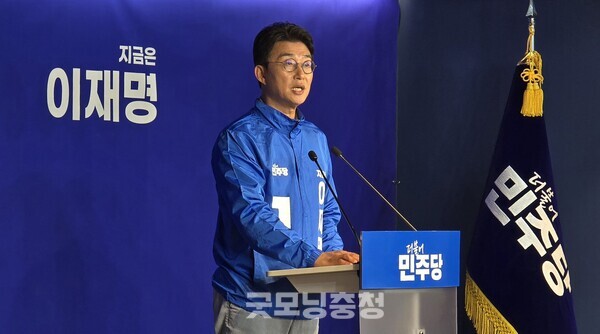 15일 서울중앙지법의 지귀연 부장판사 룸살롱 접대 의혹에 대한 해명에 강하게 질타하고 나선 더불어민주당 노종면 원내대변인.(사진=굿모닝충청 설인호 기자)